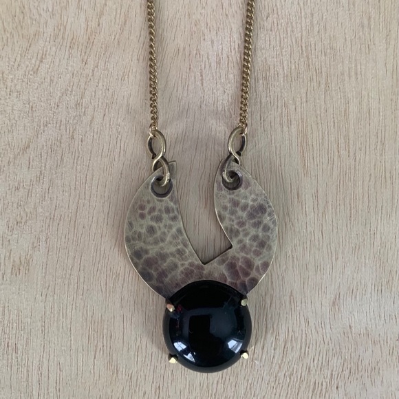 Circle in circle necklace with onyx center stone - Picture 2 of 7